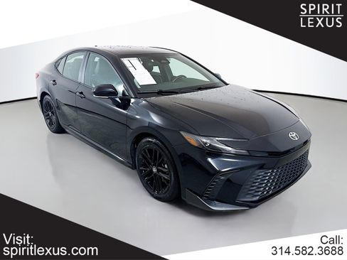 Used 2025 Toyota Camry SE image 1