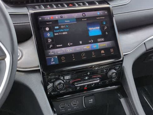 Used 2023 Jeep Grand Cherokee Limited w/ Black Appearance Package image 27