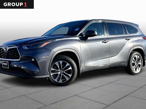 Certified 2022 Toyota Highlander XLE image 1