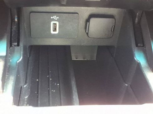 Used 2017 Ford Explorer XLT w/ Equipment Group 202A FWD image 17