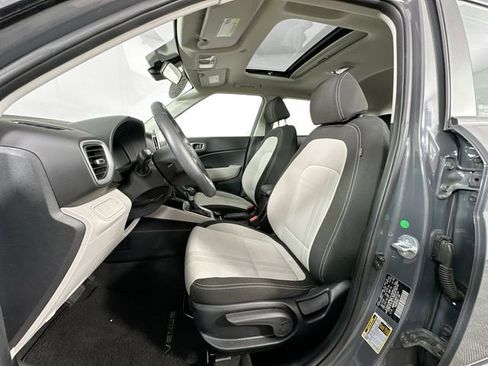 Used 2023 Hyundai Venue SEL image 4