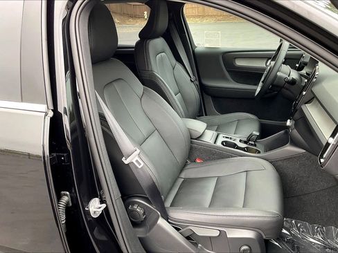 Used 2025 Volvo XC40 B5 Core w/ Protection Package Premier image 10