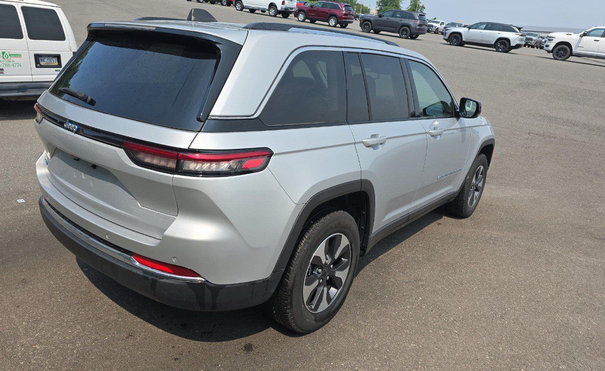 Used 2024 Jeep Grand Cherokee Limited 4xe AWD/4WD image 4