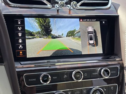 Used 2022 Bentley Bentayga AWD/4WD image 29
