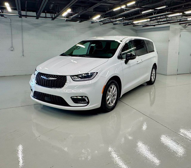 Used 2024 Chrysler Pacifica Touring-L FWD image 1