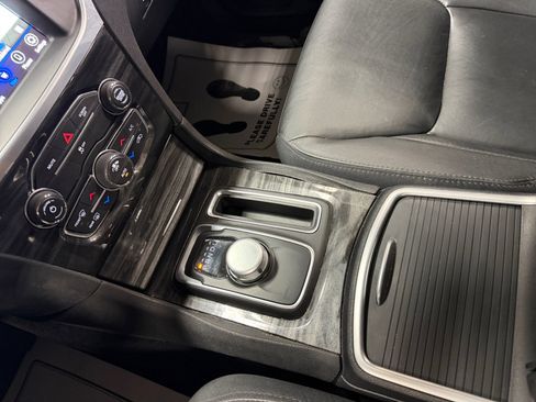 Used 2018 Chrysler 300 Touring L AWD/4WD image 32