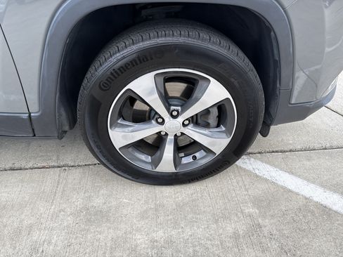 Used 2019 Jeep Cherokee Limited AWD/4WD image 12