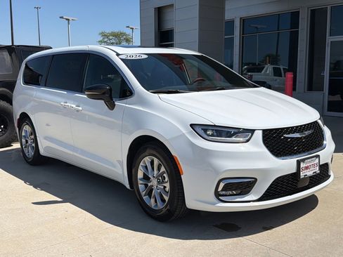 Used 2026 Chrysler Pacifica Limited FWD image 2