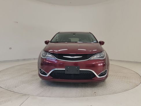 Used 2018 Chrysler Pacifica Touring Plus image 4