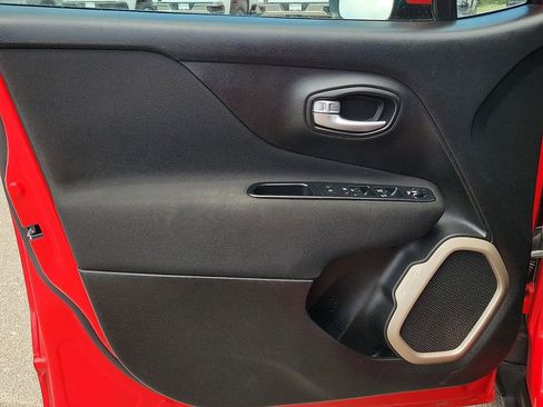 Used 2017 Jeep Renegade Latitude FWD image 18