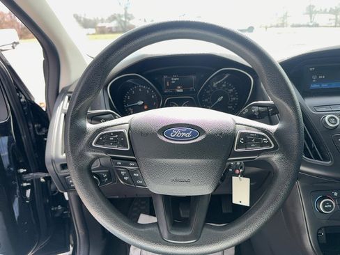 Used 2018 Ford Focus SE w/ SE Appearance Package image 17