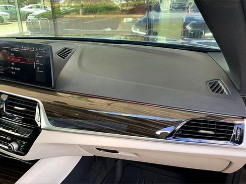 Used 2021 BMW 530e w/ M Sport Package image 15