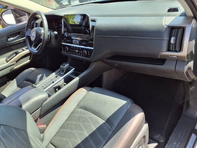 Certified 2025 Nissan Pathfinder Platinum FWD image 32