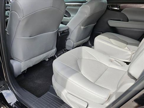 Used 2023 Toyota Highlander Platinum FWD image 19