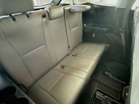 Used 2022 Toyota Highlander XLE AWD/4WD image 24