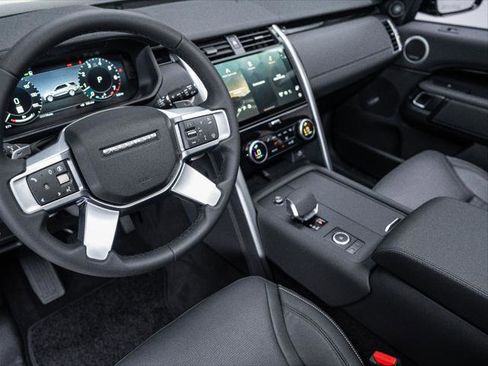 New 2025 Land Rover Discovery S image 16