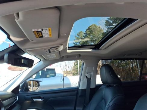 Used 2023 Toyota Highlander XLE image 16