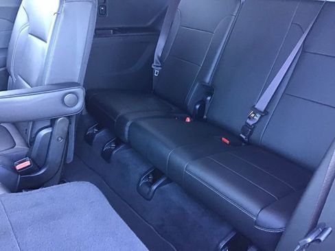 Used 2023 Chevrolet Traverse LT image 17