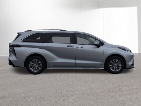 Certified 2025 Toyota Sienna XLE FWD image 4