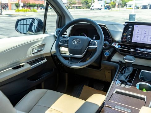 Used 2023 Toyota Sienna XLE FWD image 34