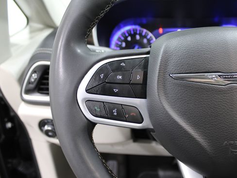 Used 2023 Chrysler Pacifica Limited image 10