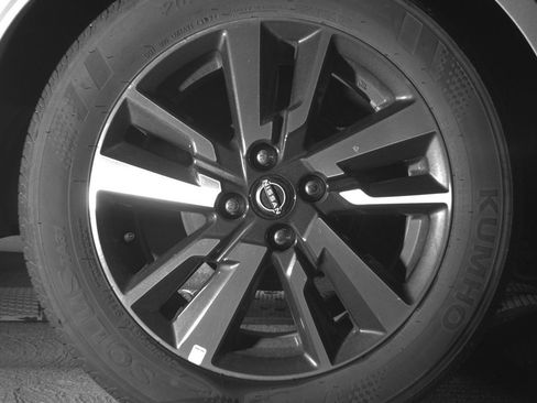 Used 2025 Nissan Versa SV image 15