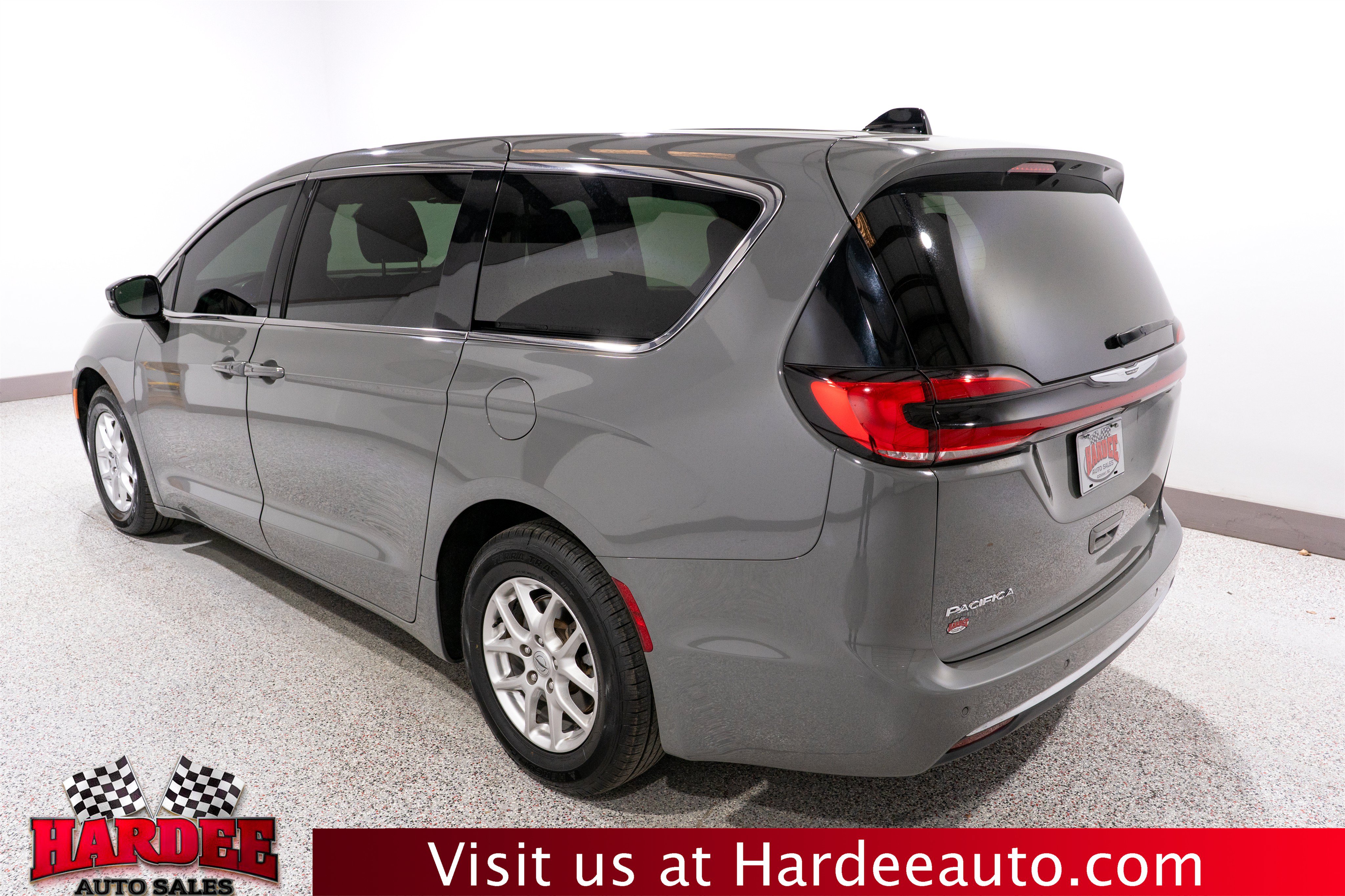 Used 2025 Chrysler Pacifica Select FWD image 3
