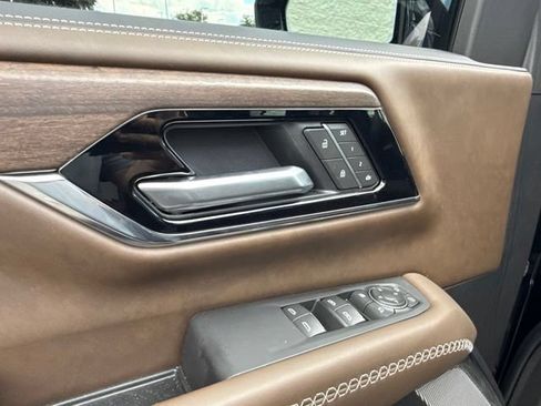 Used 2025 GMC Yukon Denali Ultimate AWD/4WD image 16