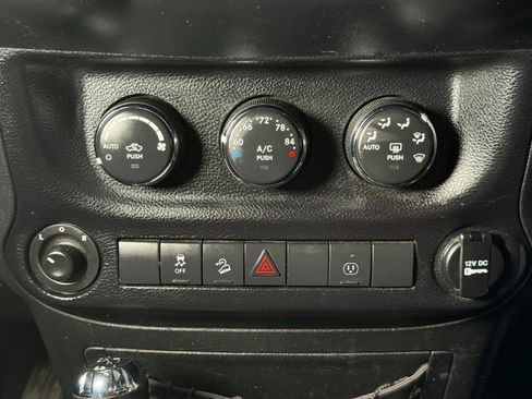 Used 2015 Jeep Wrangler Unlimited Rubicon w/ Connectivity Group AWD/4WD image 34