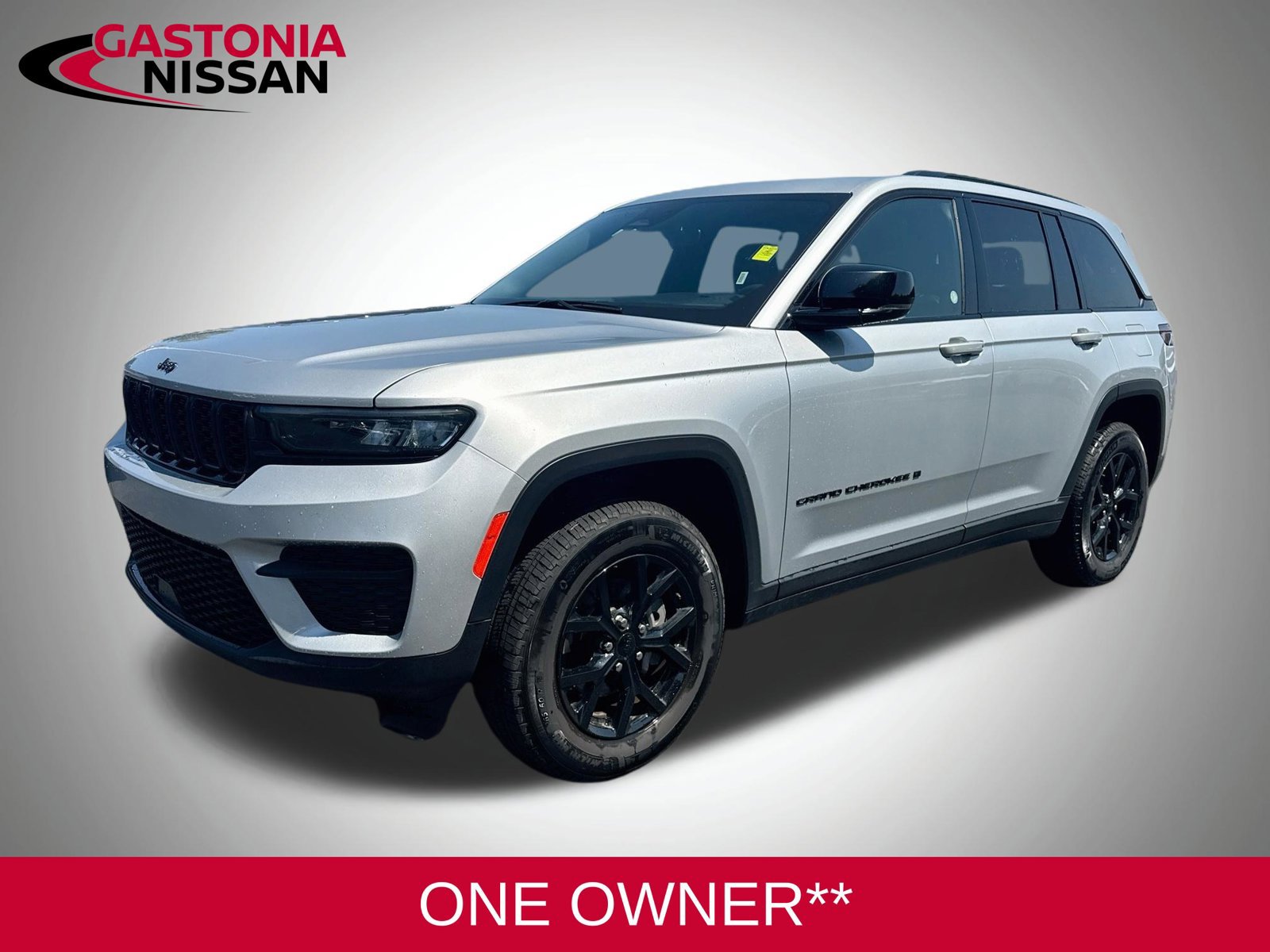 Used 2025 Jeep Grand Cherokee Altitude AWD/4WD image 3