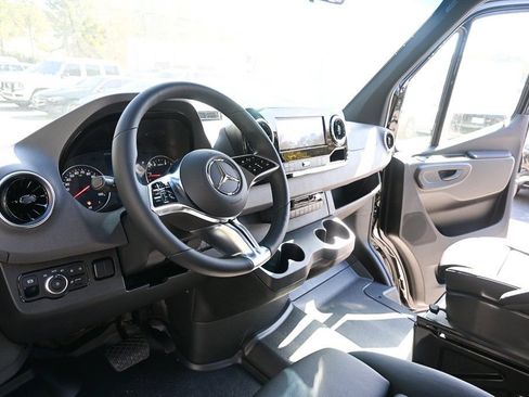 Used 2025 Mercedes-Benz Sprinter 2500 image 6