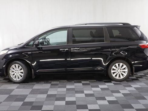 Used 2017 Toyota Sienna XLE image 4