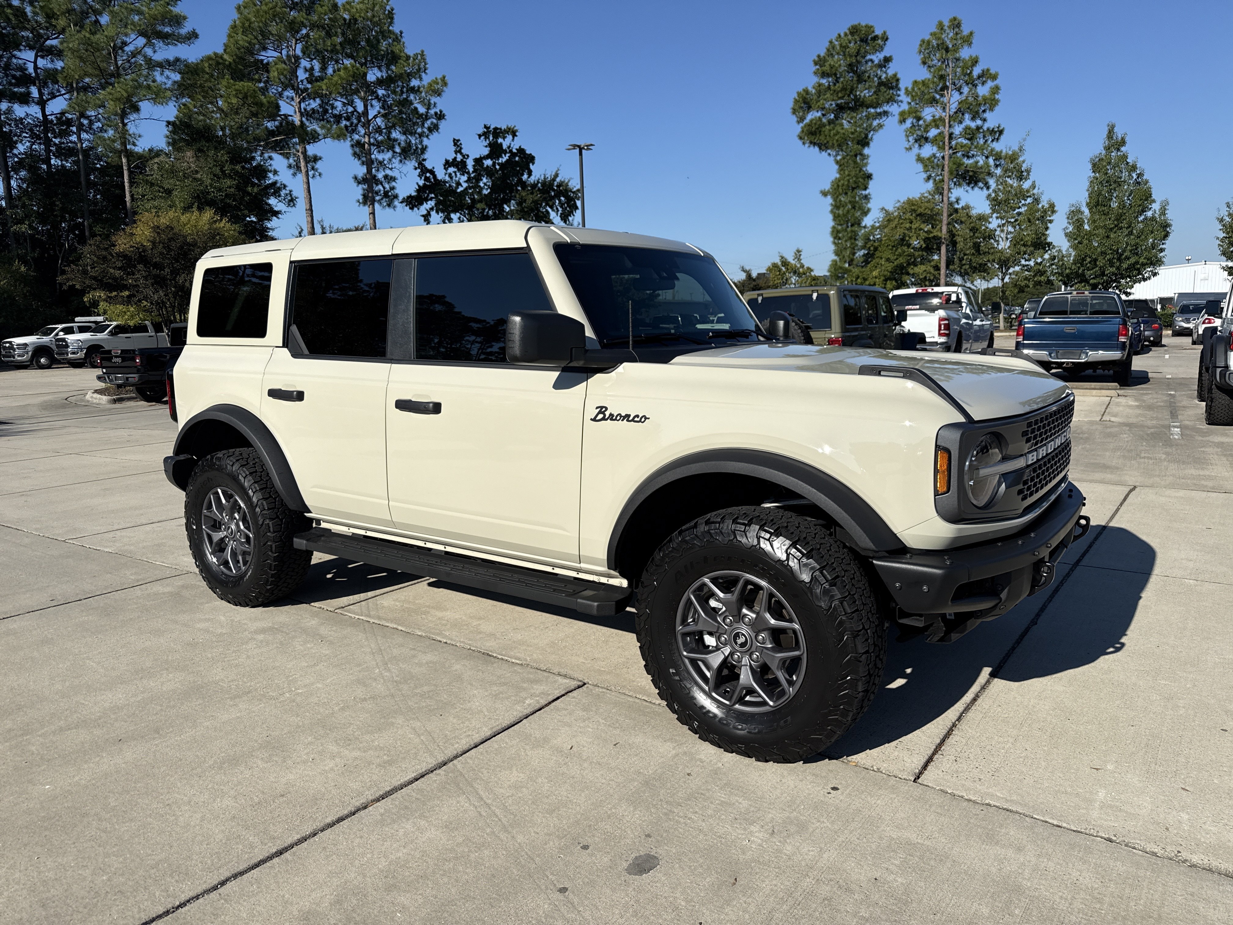 Used 2025 Ford Bronco Badlands AWD/4WD image 3
