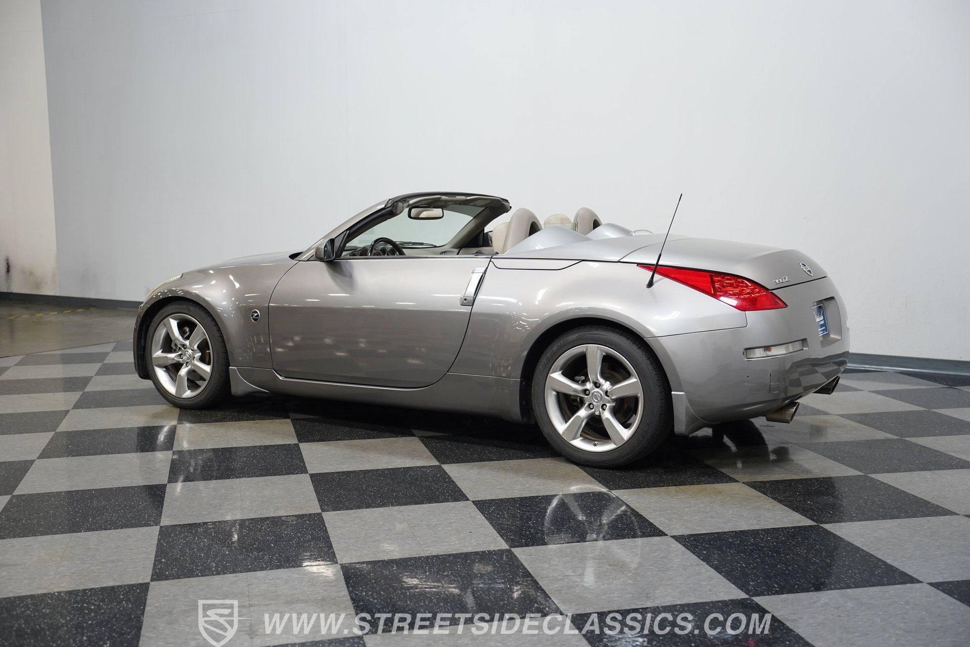 Used 2007 Nissan 350Z Touring RWD image 9