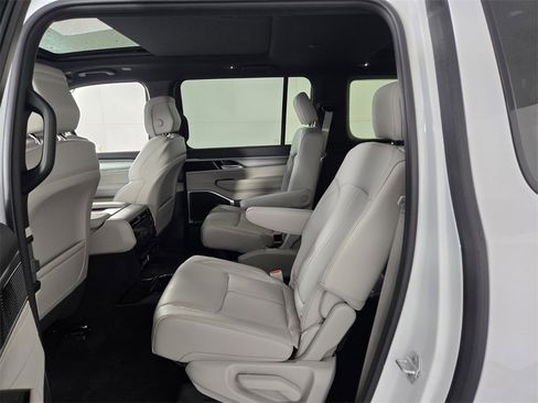 New 2025 Jeep Wagoneer L Series II image 9