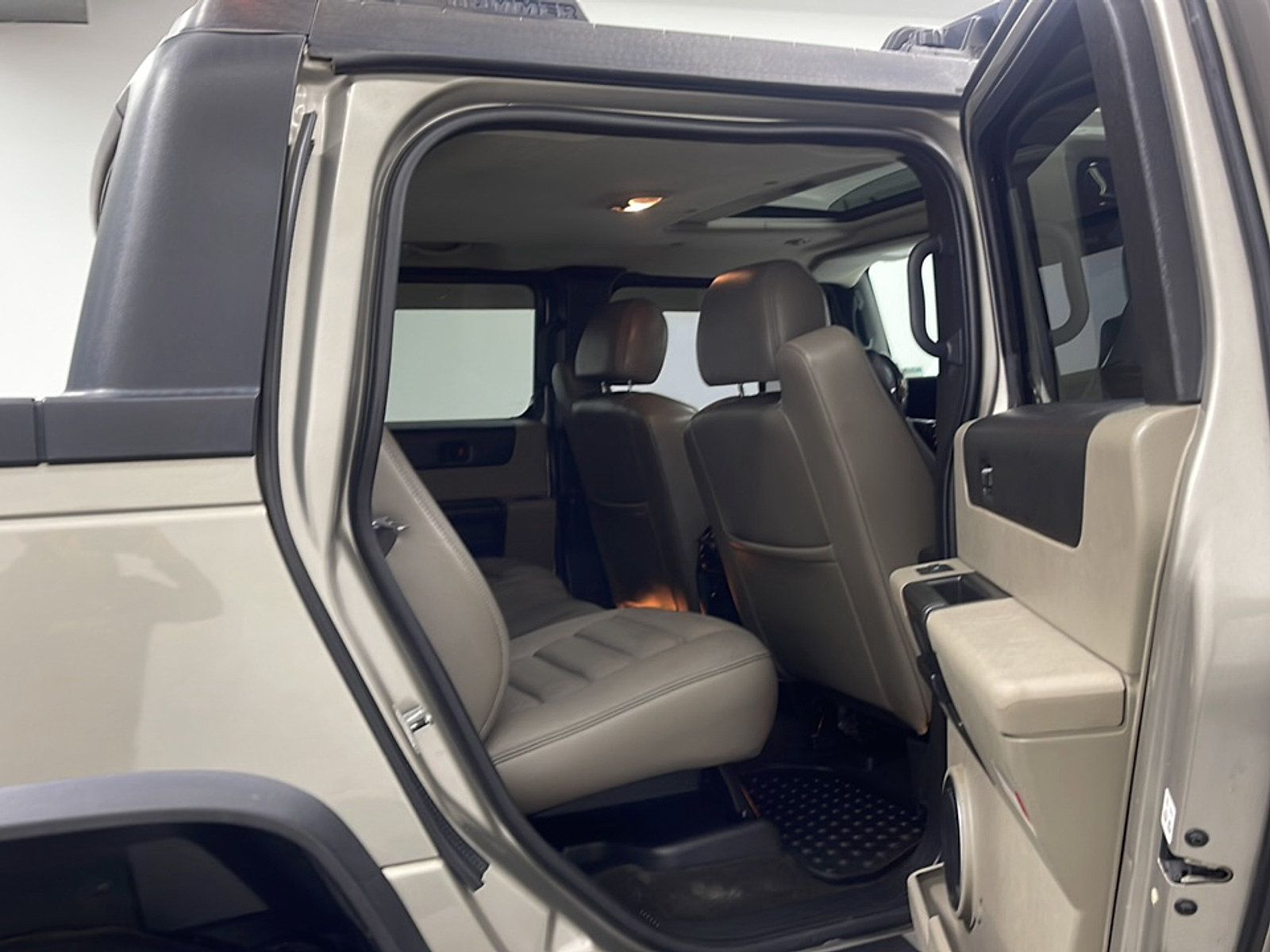 Used 2005 HUMMER H2 SUT w/ Preferred Equipment Group AWD/4WD image 18
