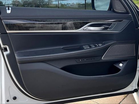 Used 2022 BMW 740i w/ M Sport Package image 21