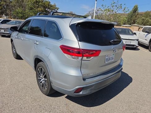 Certified 2018 Toyota Highlander SE FWD image 4