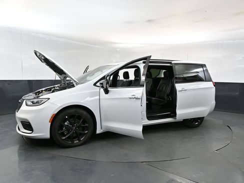 Used 2025 Chrysler Pacifica Limited FWD image 27