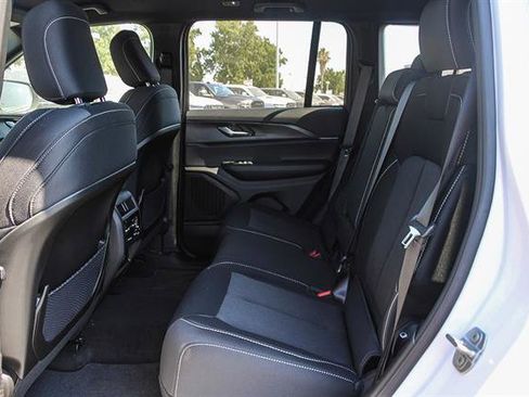 New 2025 Jeep Grand Cherokee Laredo image 19
