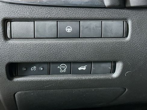 Used 2025 Nissan Rogue SV w/ SV Premium Package image 17