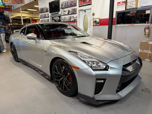 Used 2018 Nissan GT-R Premium w/ Premium Interior Package AWD/4WD image 3