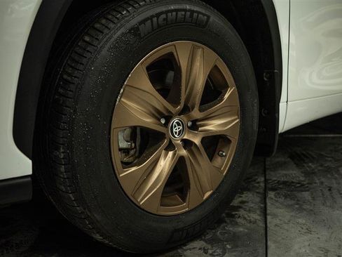 Used 2023 Toyota Highlander Bronze Edition image 3