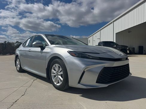Used 2025 Toyota Camry LE w/ Convenience Package image 19
