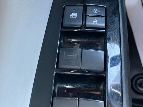 Used 2022 Toyota Prius Limited w/ Premium Convenience Package image 12