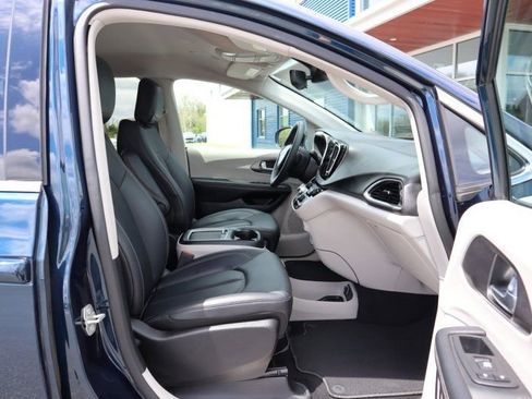 Used 2024 Chrysler Pacifica Touring-L FWD image 19