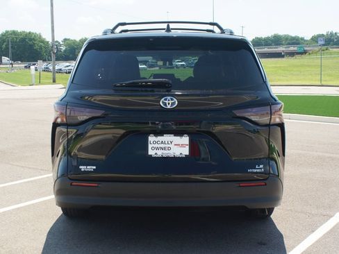 Used 2024 Toyota Sienna LE FWD image 3