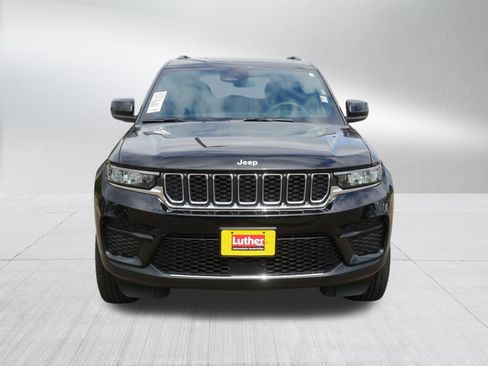 Used 2024 Jeep Grand Cherokee Laredo w/ Luxury Tech Group I AWD/4WD image 2