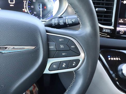 Used 2023 Chrysler Pacifica Touring-L FWD image 29