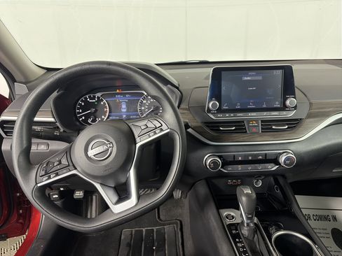Used 2024 Nissan Altima 2.5 SV FWD image 3